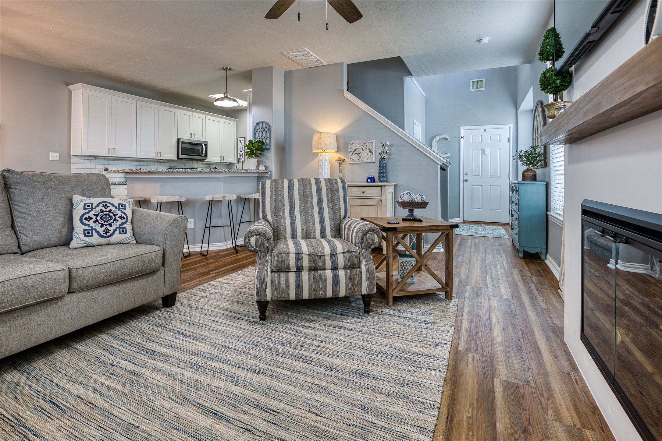 280 Brandy Ridge Lane Dickinson, TX 77539 - Photo 4 of 27 a living room with furniture and a wooden floor