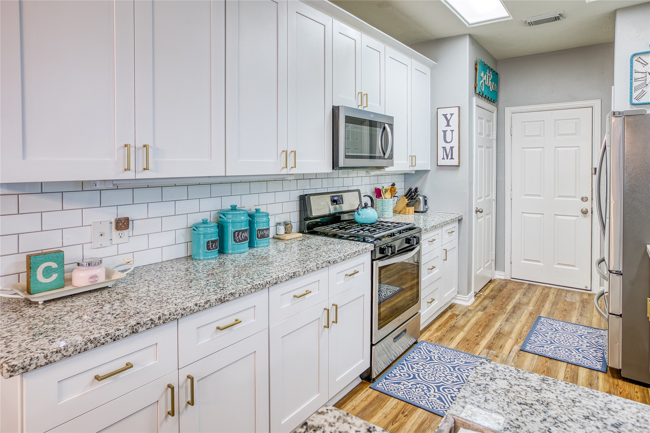 280 Brandy Ridge Lane Dickinson, TX 77539 - Photo 9 of 27 a kitchen with granite countertop a sink and a stove
