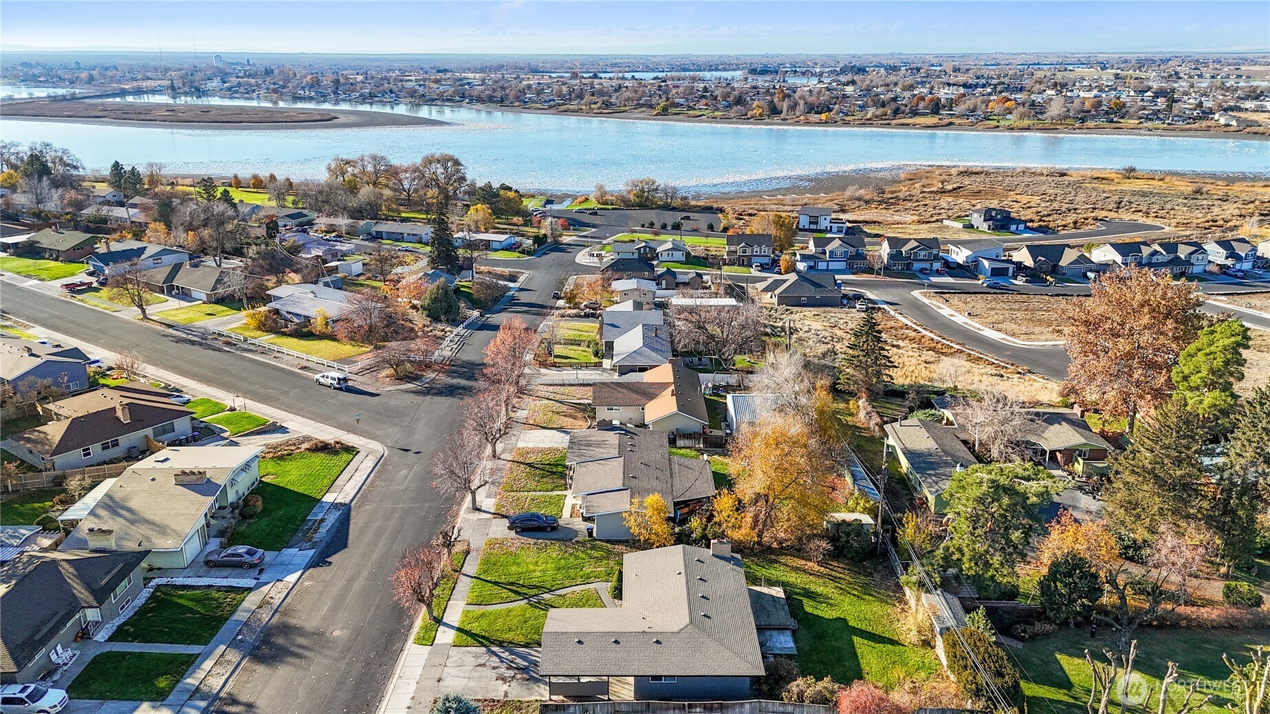 110 Linden Avenue Moses Lake, WA 98837 - Photo 2 of 40 a view of a city and lake view