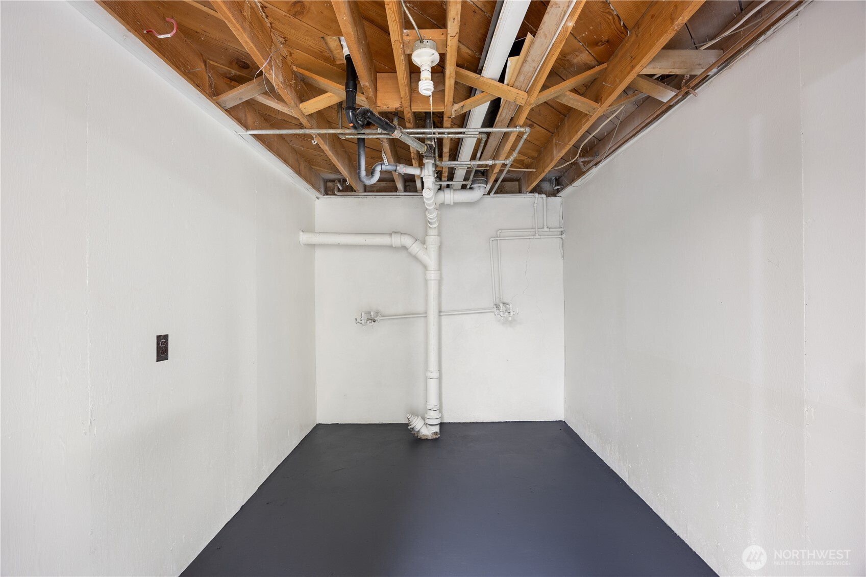 110 Linden Avenue Moses Lake, WA 98837 - Photo 29 of 40 a view of a room with wooden floor