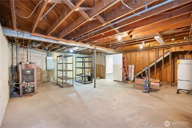 a view of a yard with a house