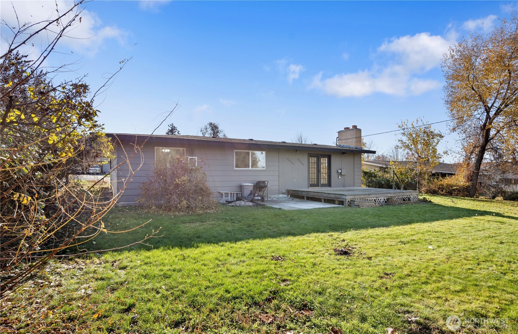 110 Linden Avenue Moses Lake, WA 98837 - Photo 33 of 40 a view of a yard with a house