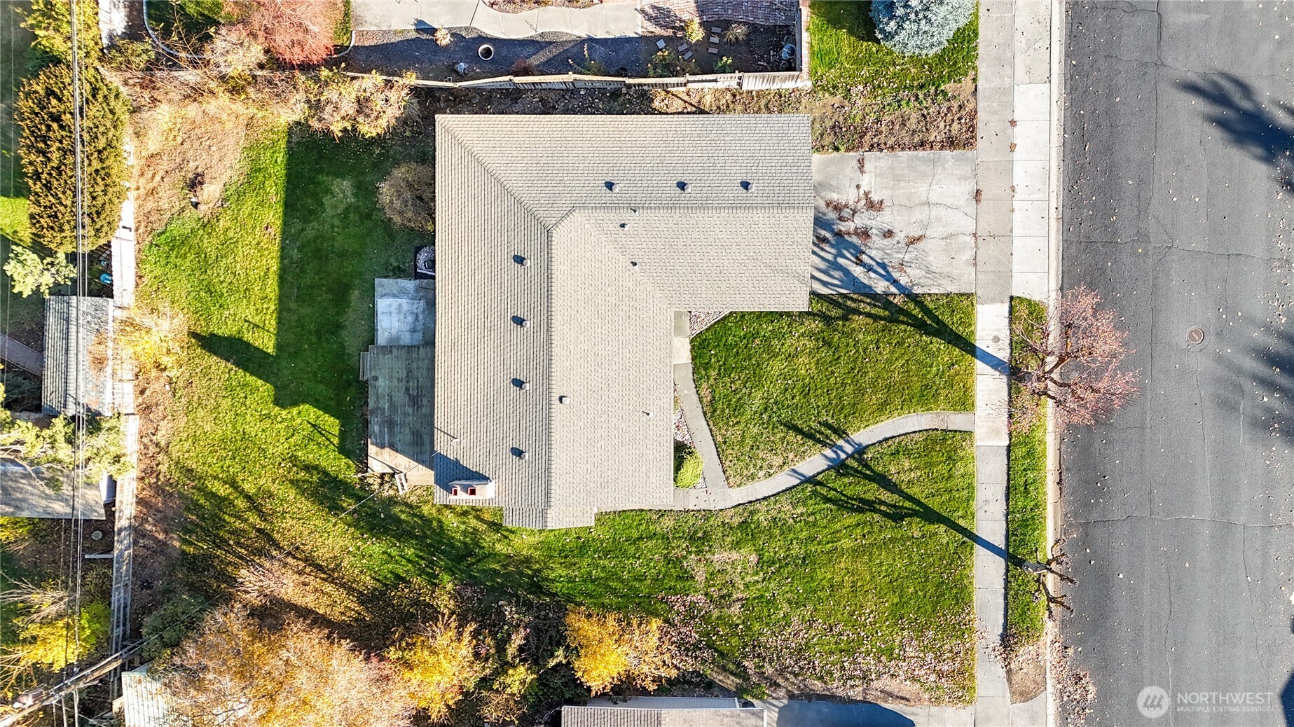 110 Linden Avenue Moses Lake, WA 98837 - Photo 40 of 40 an aerial view of a house with swimming pool
