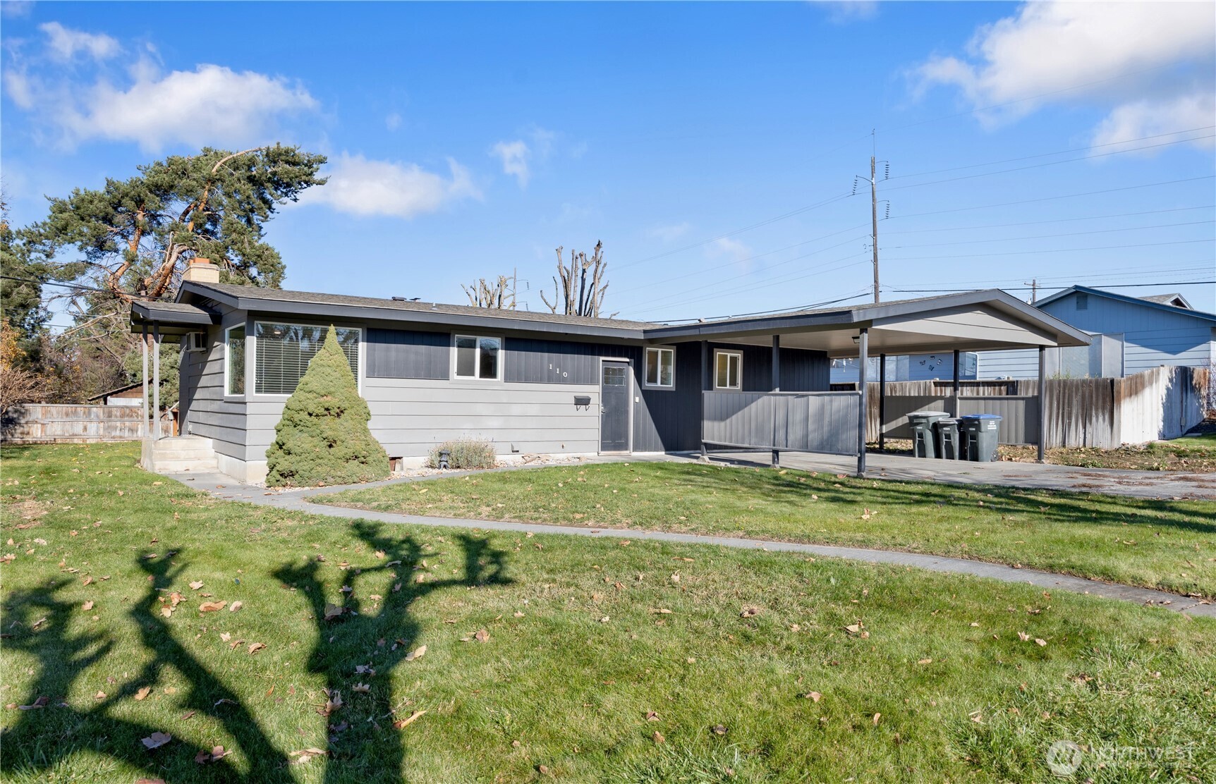 110 Linden Avenue Moses Lake, WA 98837 - Photo 4 of 40 a front view of a house with garden