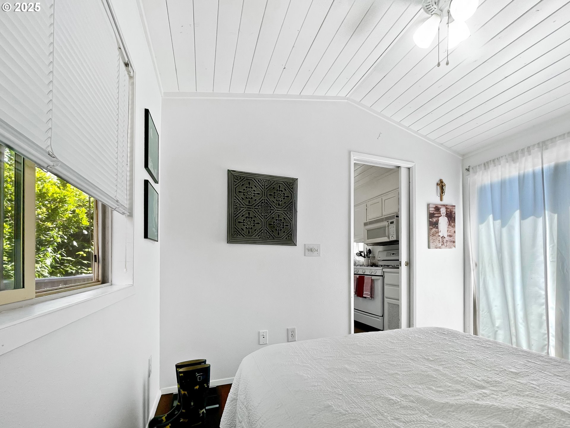 19921 Whaleshead Road, Unit T5 Brookings, OR 97415 - Photo 6 of 34 a bedroom with a bed and a flat tv screen