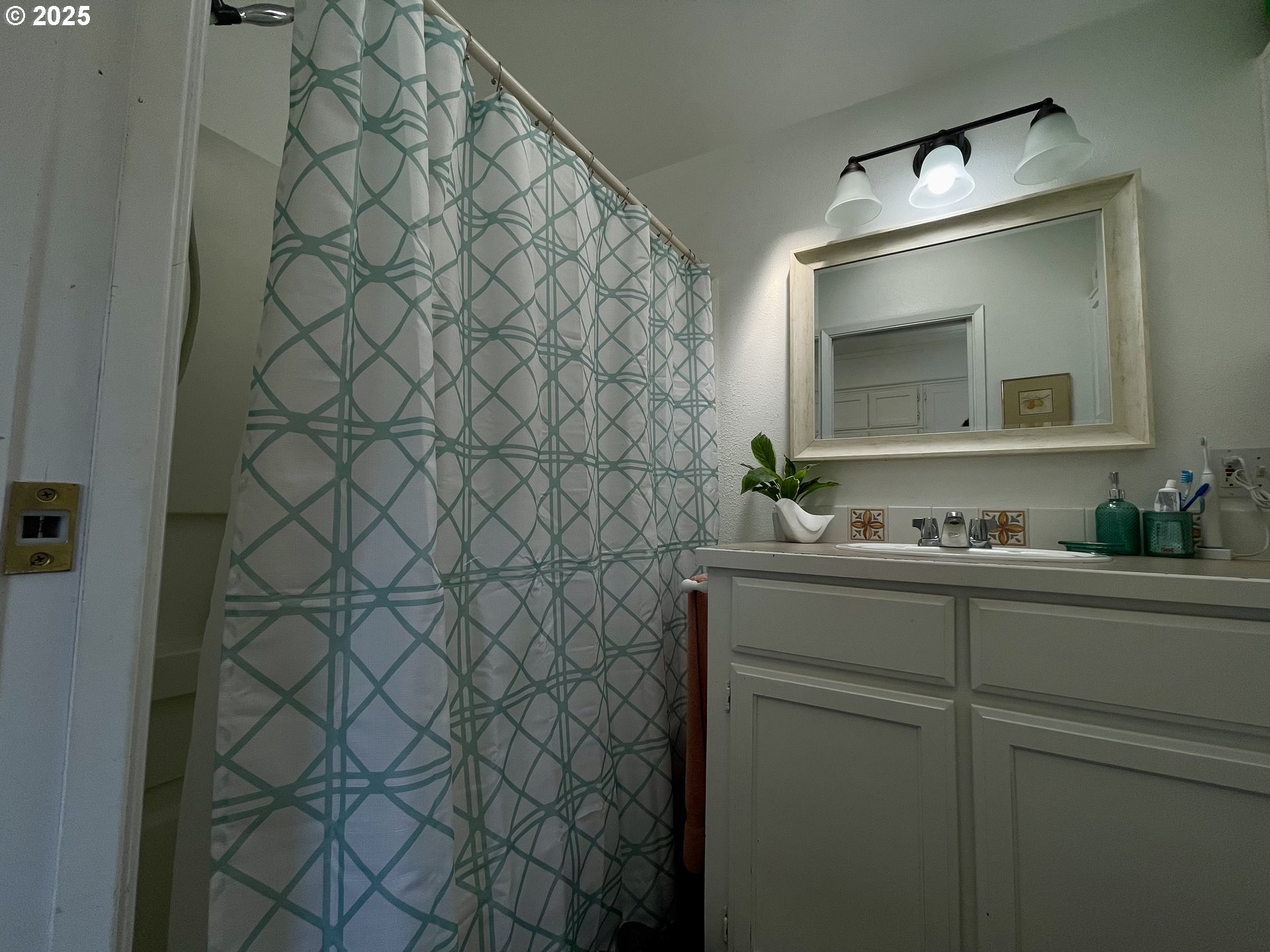 19921 Whaleshead Road, Unit T5 Brookings, OR 97415 - Photo 8 of 34 a bathroom with a sink and a mirror
