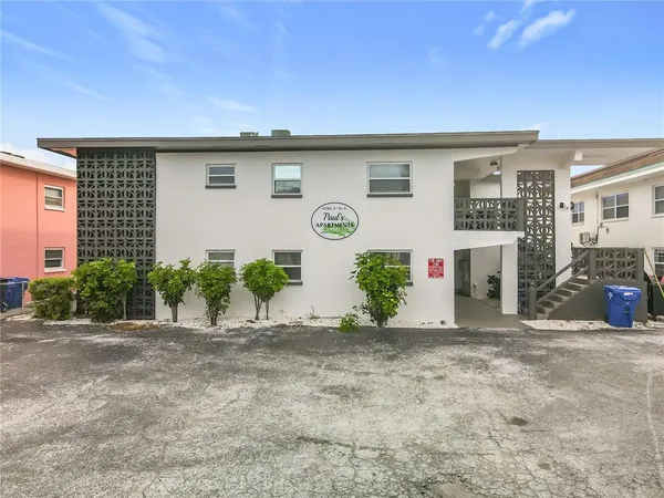 $1,750 | 11705 3rd Street East, Unit 4, Treasure Island, FL 33706