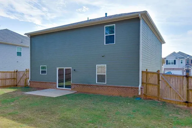 a view of a backyard