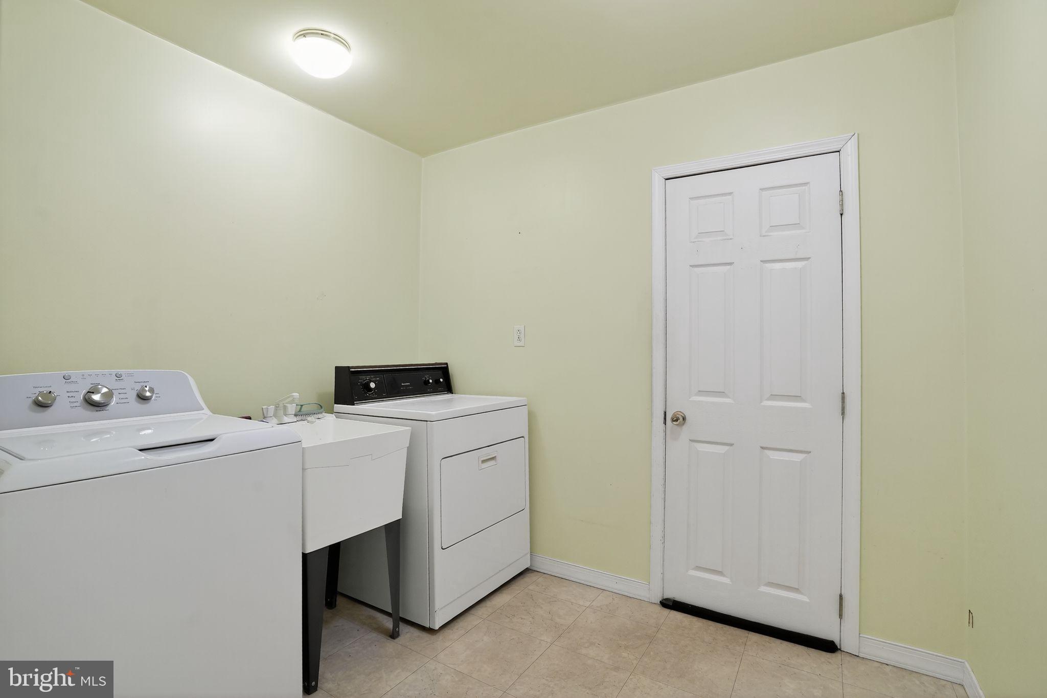 944 Galbraith Avenue Marcus Hook, PA 19061 - Photo 23 of 26 a utility room with dryer and washer