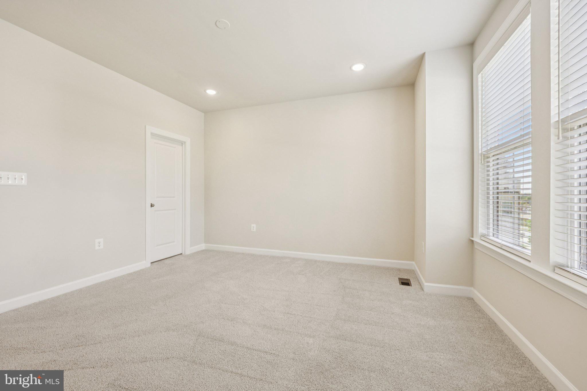 7355 Mountaineer Drive Alexandria, VA 22306 - Photo 33 of 47 an empty room with windows