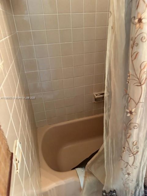 2343 Northwest 28th Street, Unit 12 Oakland Park, FL 33311 - Photo 32 of 34 a bathroom with a bathtub