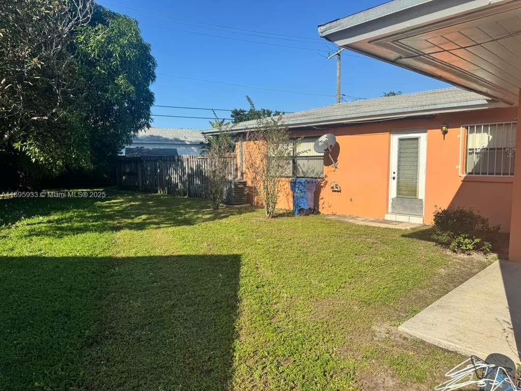 2343 Northwest 28th Street, Unit 12 Oakland Park, FL 33311 - Photo 33 of 34 a view of a backyard with a garden and plants