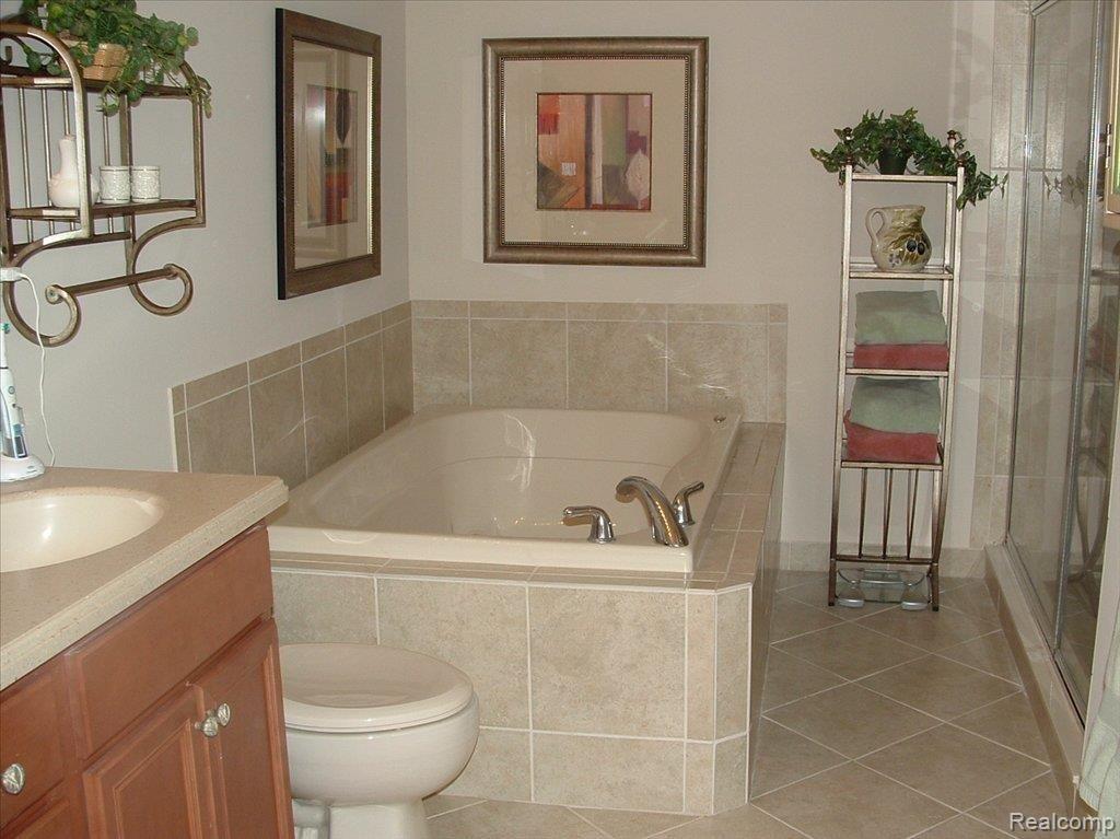 24827 Reeds Pointe Drive, Unit 26 Novi, MI 48374 - Photo 11 of 21 Upstairs master bath