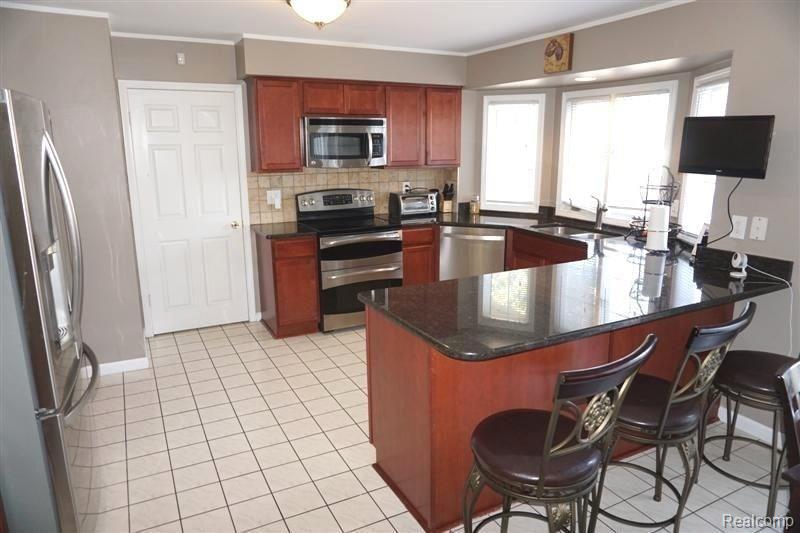 30880 Country Ridge Circle Farmington Hills, MI 48331 - Photo 13 of 37