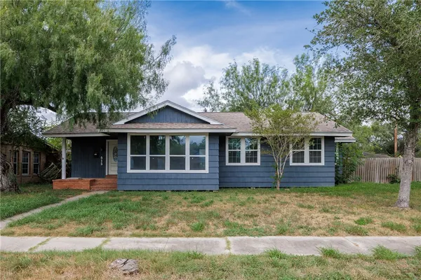 $218,700 | 615 East Henderson Street, Bishop, TX 78343
