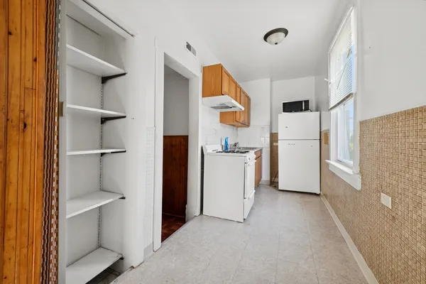 $2,800 | 2144 West Montrose Avenue, Unit 2, Chicago, IL 60625