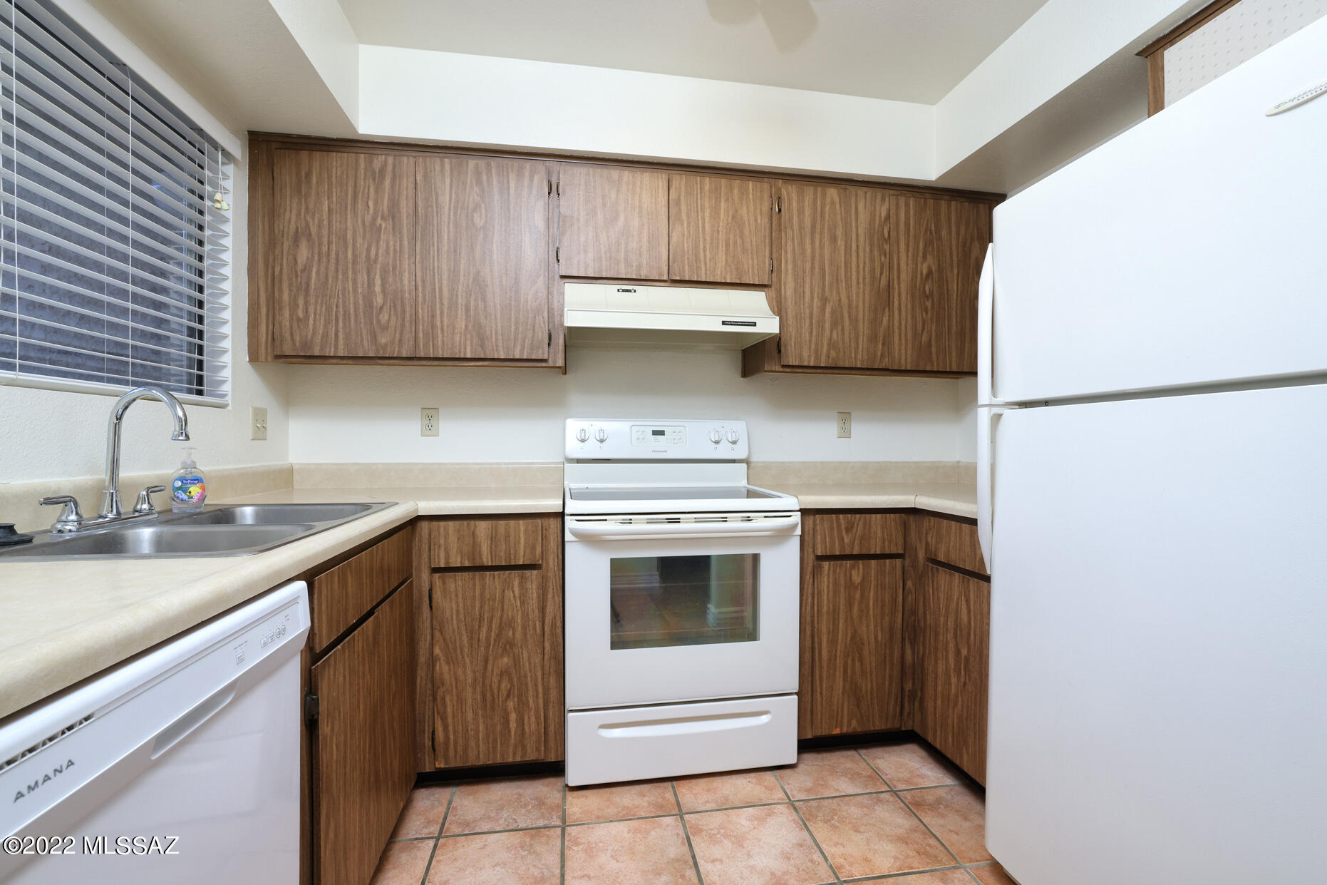 3750 North Country Club Road, Unit 56 Tucson, AZ 85716 - Photo 5 of 35 a kitchen with a sink and a refrigerator