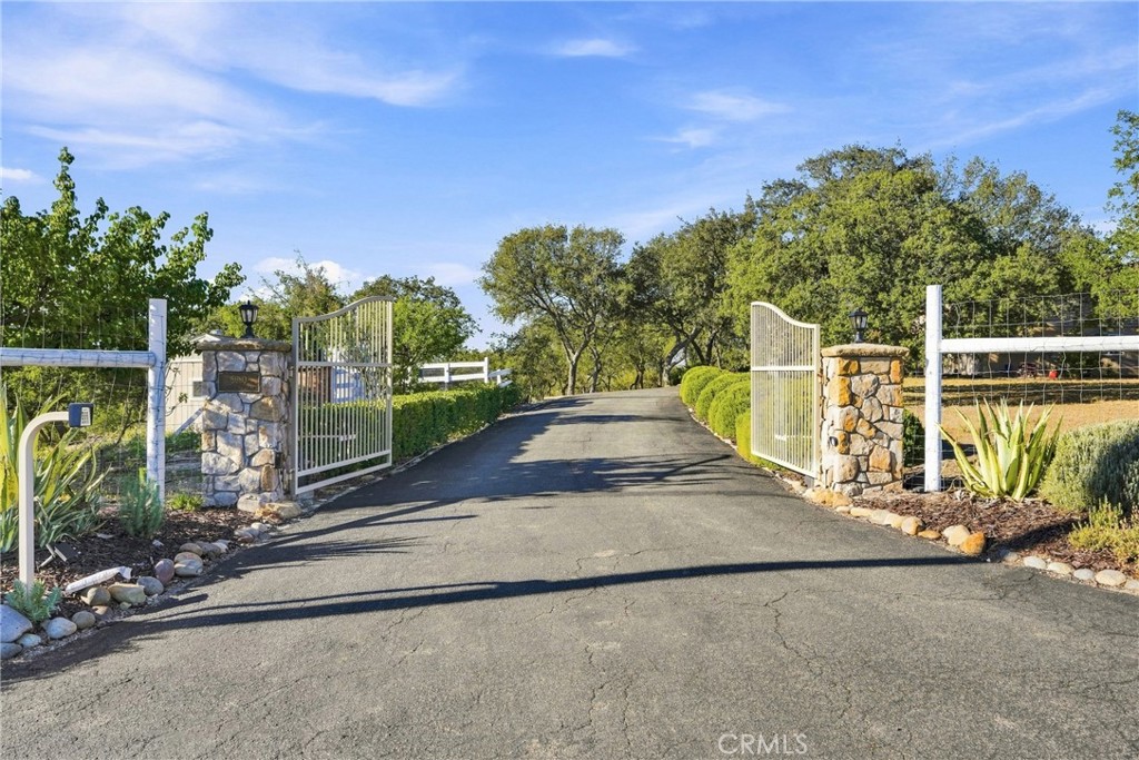 5680 High Ridge Road Paso Robles, CA 93446 - Photo 8 of 66 Entry Gate