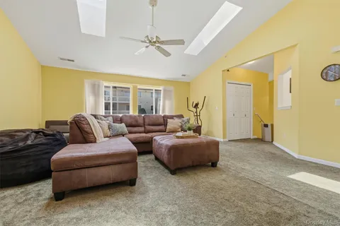 $332,500 | 407 Crystal Hill Lane, Poughkeepsie, NY 12603