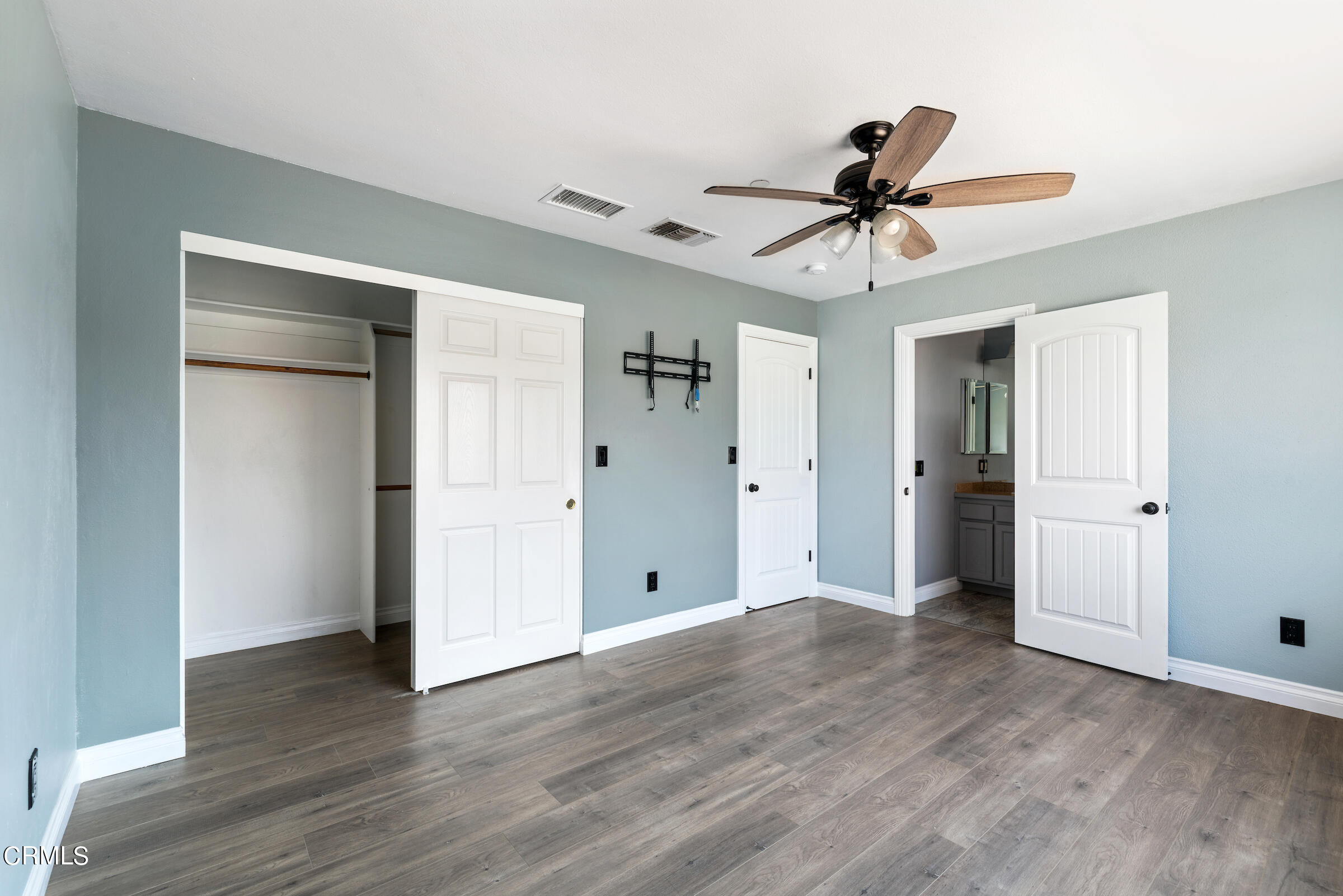 6864 Sunnyhill Road Joshua Tree, CA 92252 - Photo 41 of 71 a view of empty room with wooden floor and ceiling fan
