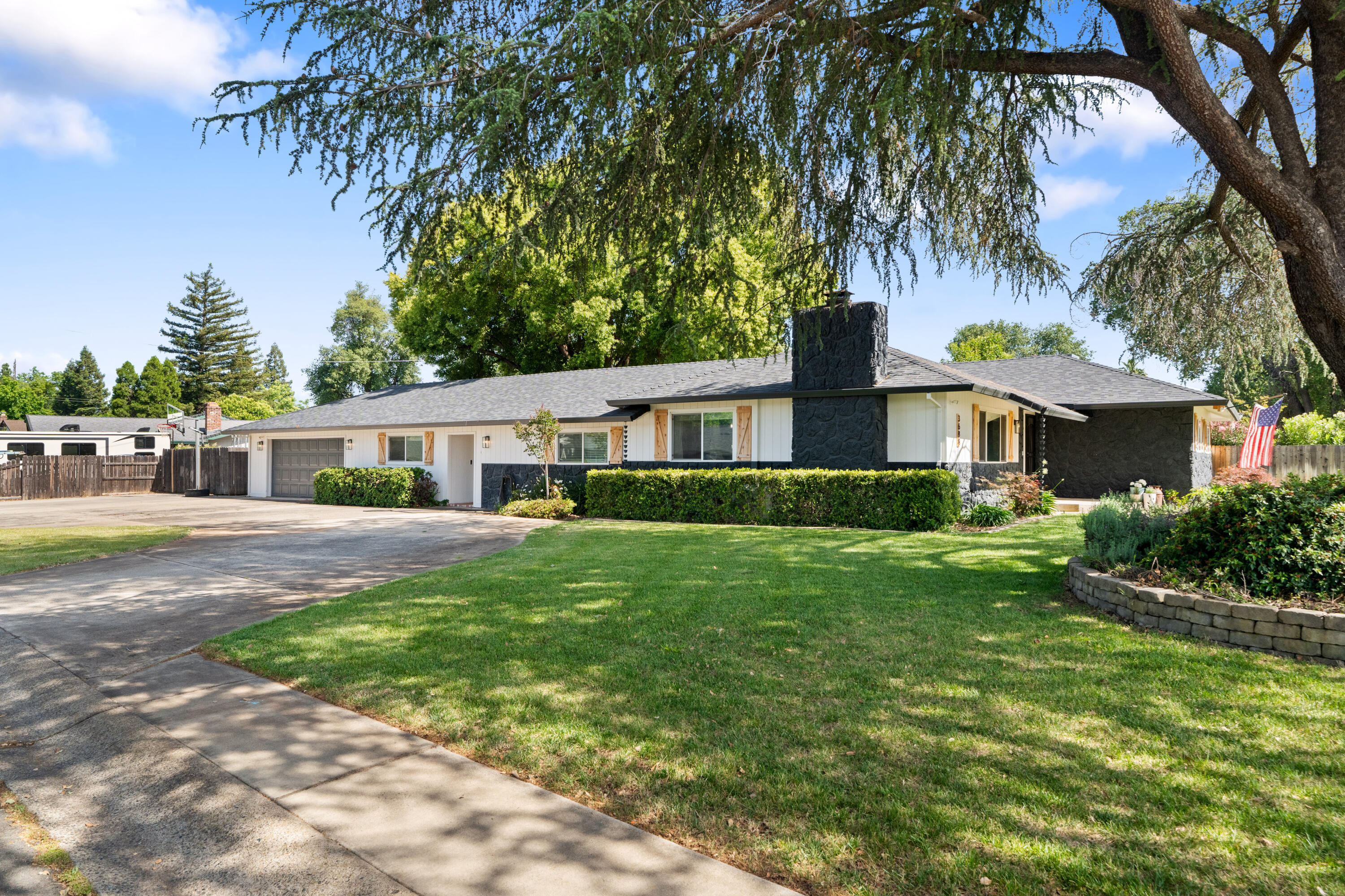 3689 Suzanne Way Redding, CA 96002 - Photo 3 of 46 a front view of a house with garden