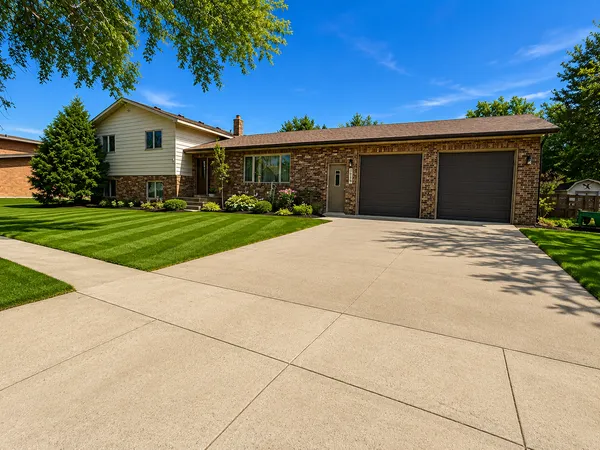 $289,500 | 325 South Ash Street, Crookston, MN 56716