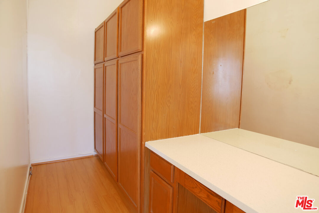 611 South Cloverdale Avenue, Unit 305 Los Angeles, CA 90036 - Photo 15 of 18 a view of bathroom