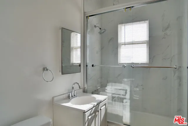 $1,910 | 611 South Cloverdale Avenue, Unit 305, Los Angeles, CA 90036