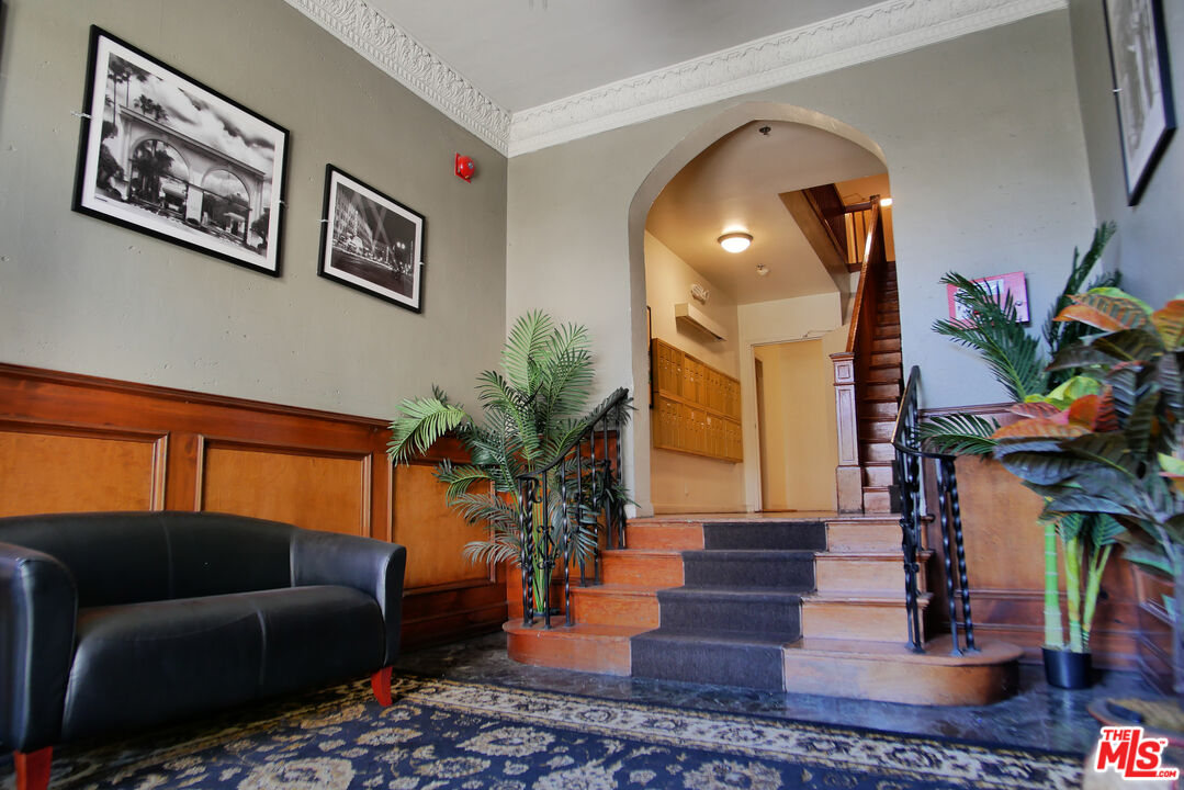 611 South Cloverdale Avenue, Unit 305 Los Angeles, CA 90036 - Photo 6 of 18 a living room with furniture and a potted plant
