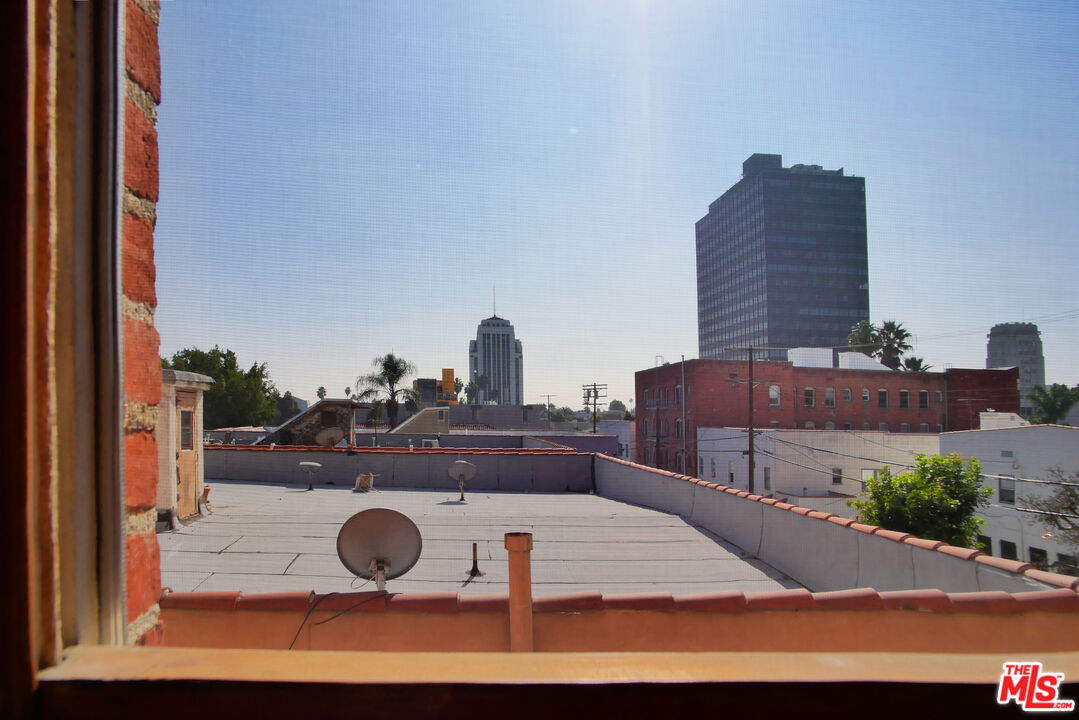 611 South Cloverdale Avenue, Unit 305 Los Angeles, CA 90036 - Photo 10 of 18 a living room with furniture