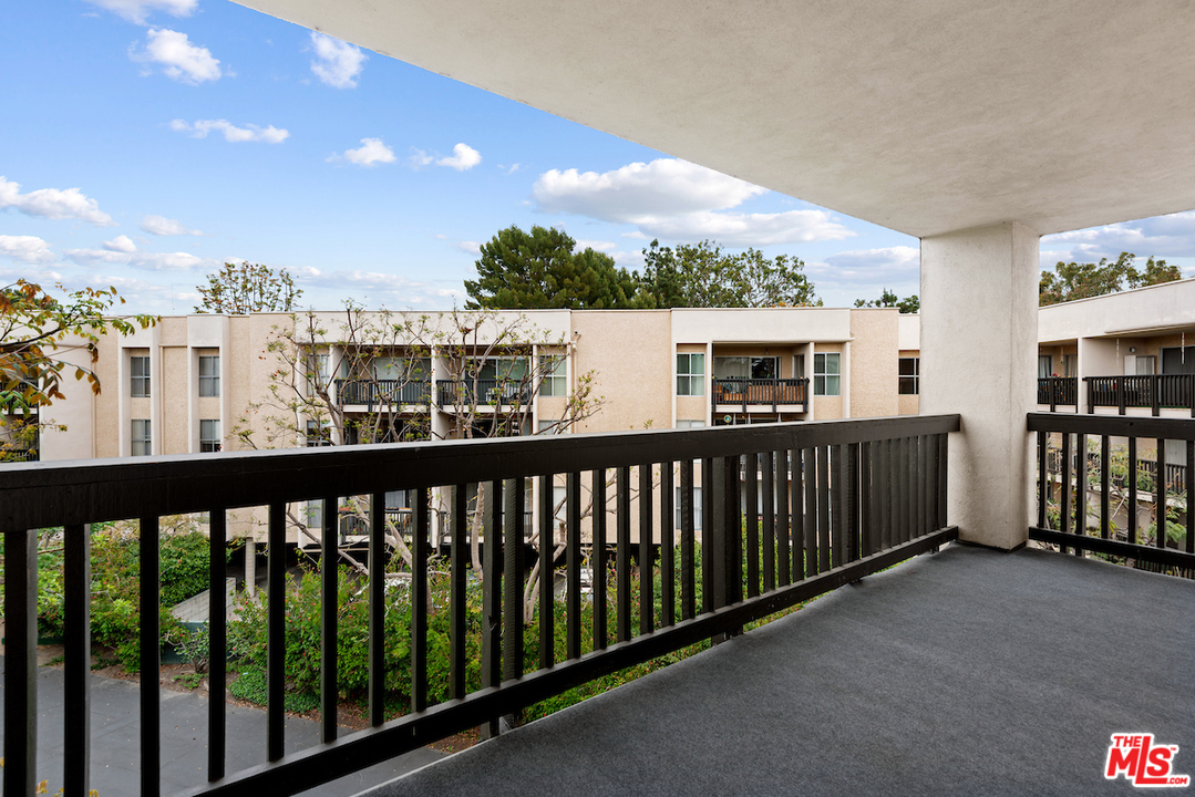 7303 Raintree Circle, Unit 303 Culver City, CA 90230 - Photo 3 of 15