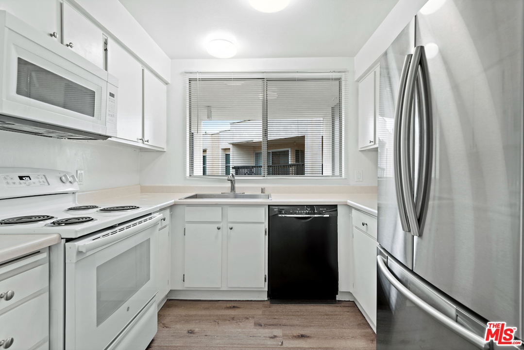 7303 Raintree Circle, Unit 303 Culver City, CA 90230 - Photo 4 of 15