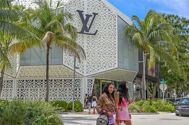 a view of entryway front of a house