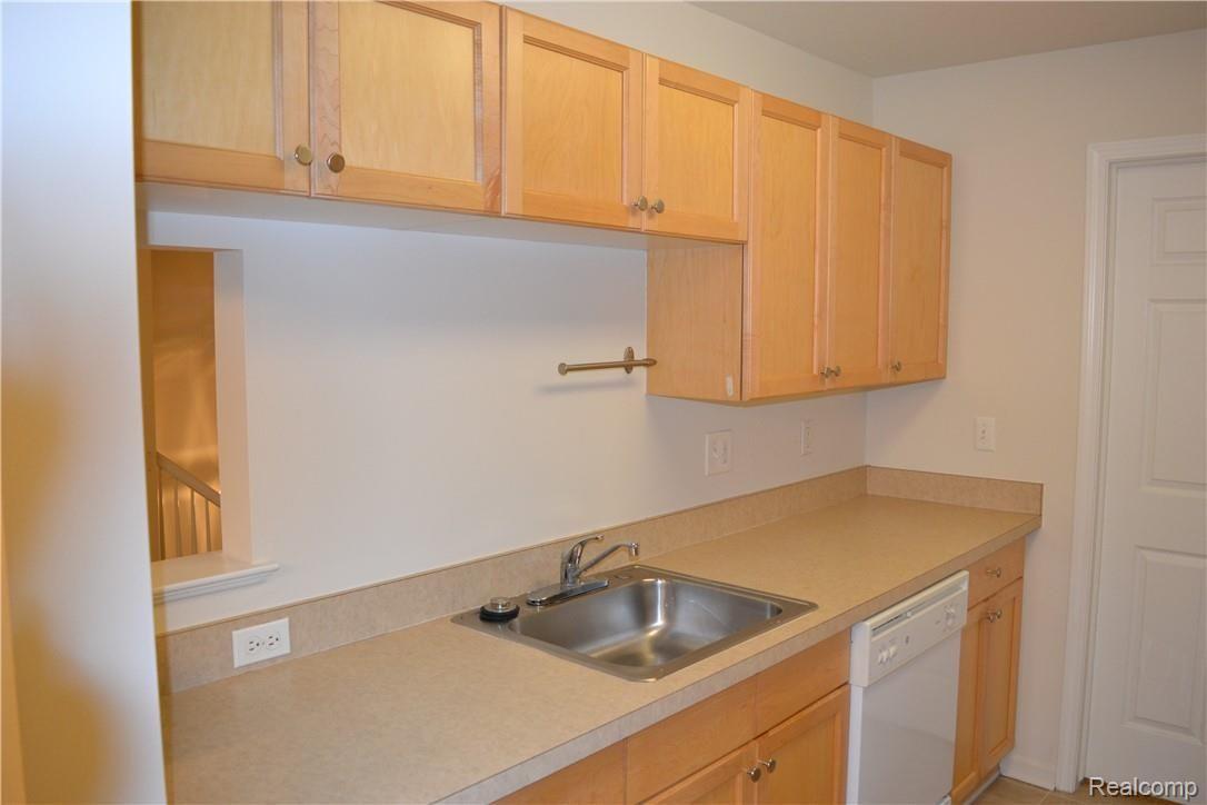 3631 Tremonte Circle Rochester, MI 48306 - Photo 6 of 20 06 - Kitchen.JPG