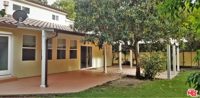 a view of a house with backyard and garden
