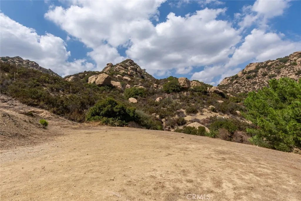 7815 Mesa Simi Valley Simi Valley, CA 93063 - Photo 19 of 25 a view of a dry yard covered in snow