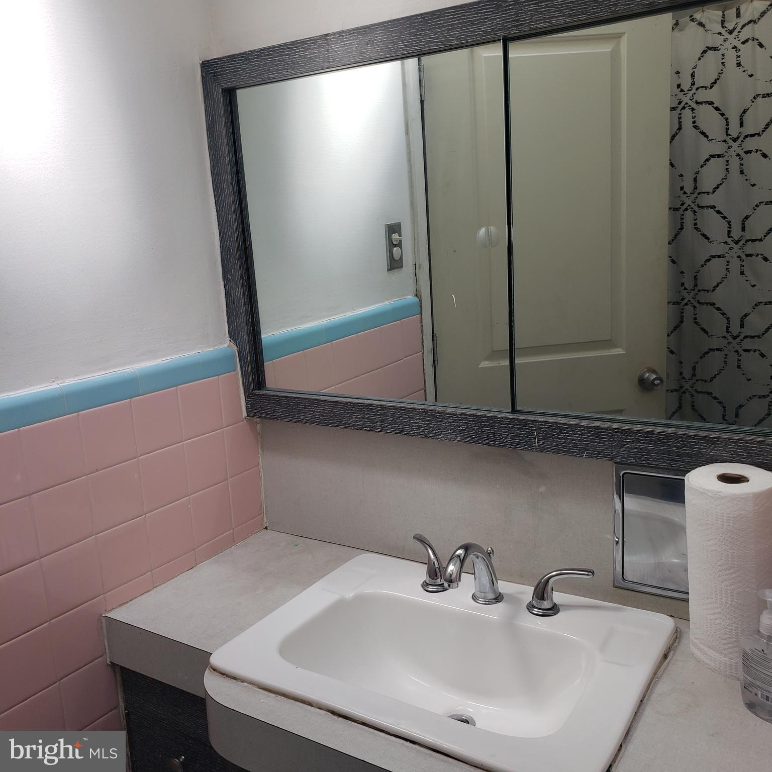 204 East Claremont Road Philadelphia, PA 19120 - Photo 13 of 21 Hall Bath