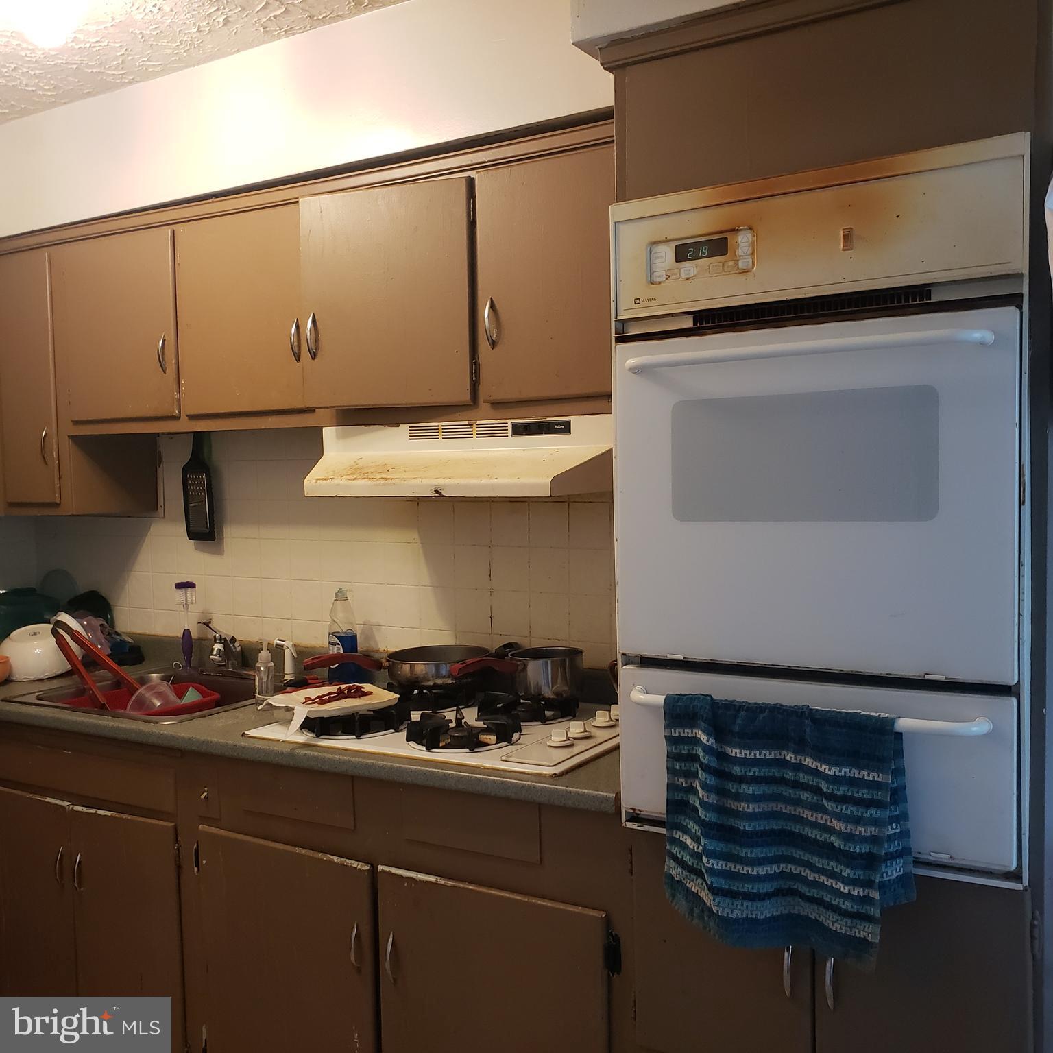 204 East Claremont Road Philadelphia, PA 19120 - Photo 7 of 21 Kitchen