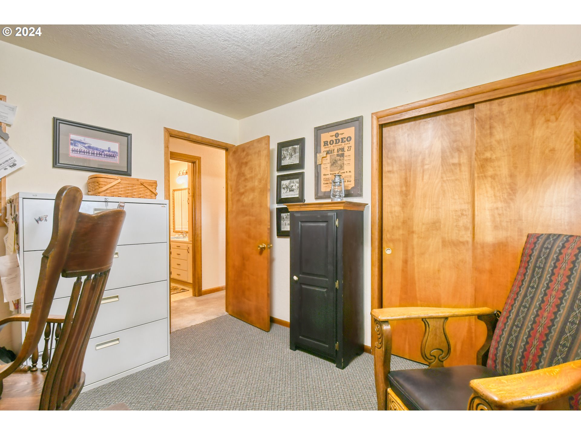 75468 McCormmach Road Pendleton, OR 97801 - Photo 18 of 48 a living room with a couch and a table