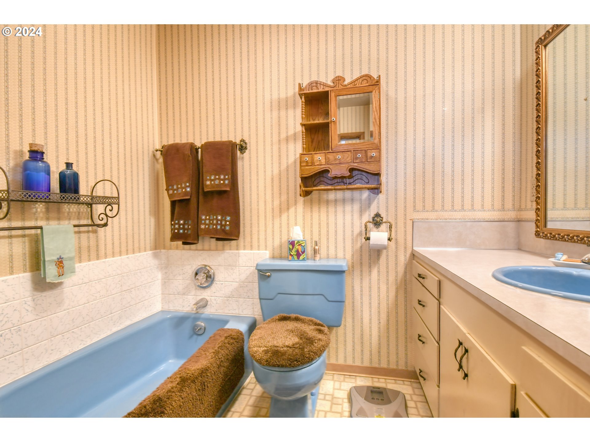 75468 McCormmach Road Pendleton, OR 97801 - Photo 23 of 48 a bathroom with a granite countertop sink and a large mirror