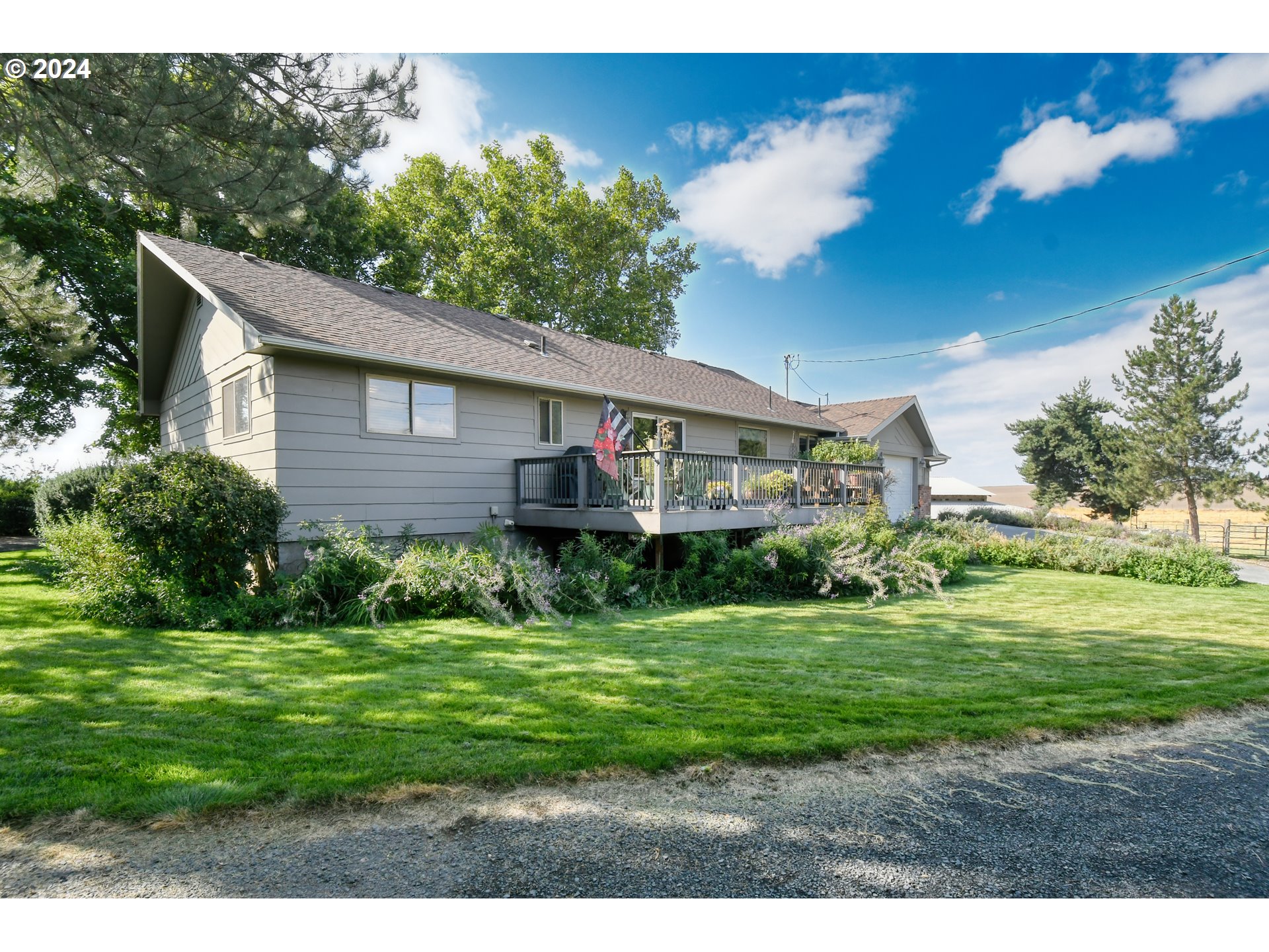 75468 McCormmach Road Pendleton, OR 97801 - Photo 35 of 48 a front view of a house with a yard