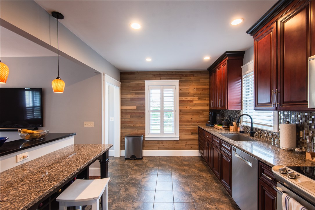 32 Hammond Street Newport, RI 02840 - Photo 7 of 30