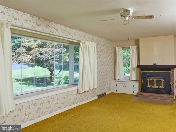 122 Woosamonsa Road Pennington, NJ 08534 - Photo 3 of 14