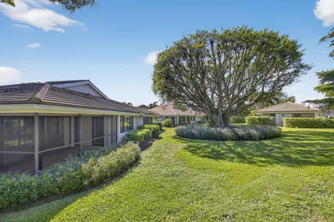 a view of a yard in front of house