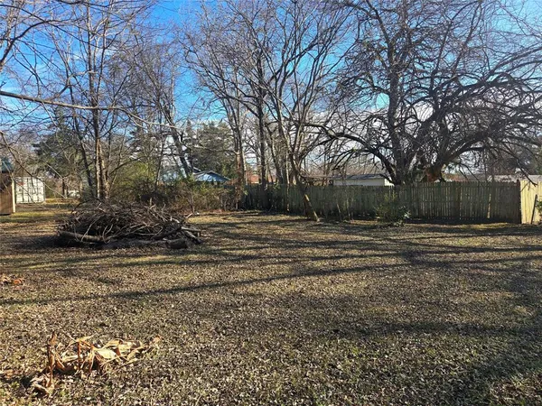 a view of a yard with a tree