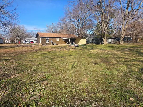 a view of a house with backyard