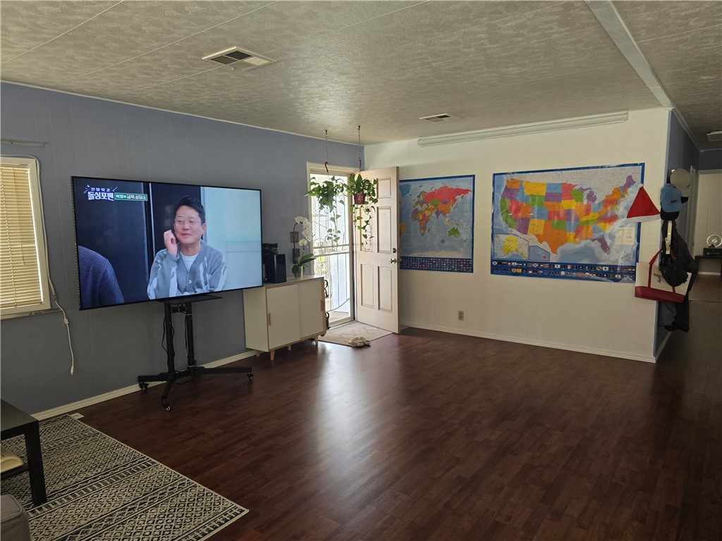 22 Magnolia Via Anaheim, CA 92801 - Photo 6 of 30 a view of a furniture in a hallway