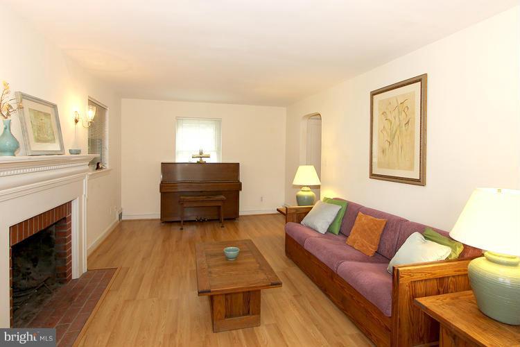 3 Lauer Terrace Silver Spring, MD 20901 - Photo 4 of 26 Living Room