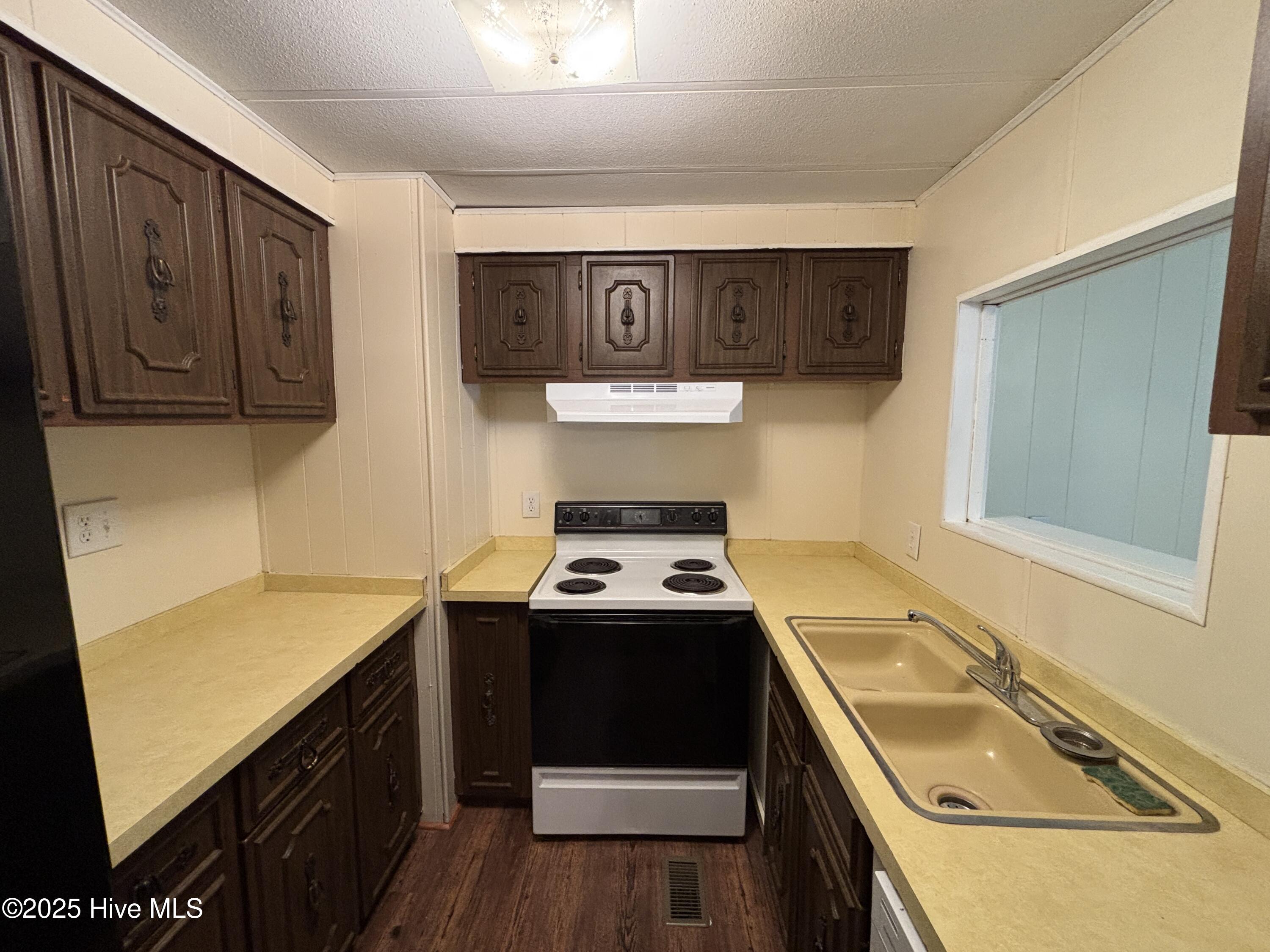 2474 Quewhiffle Road Aberdeen, NC 28315 - Photo 4 of 11 Kitchen