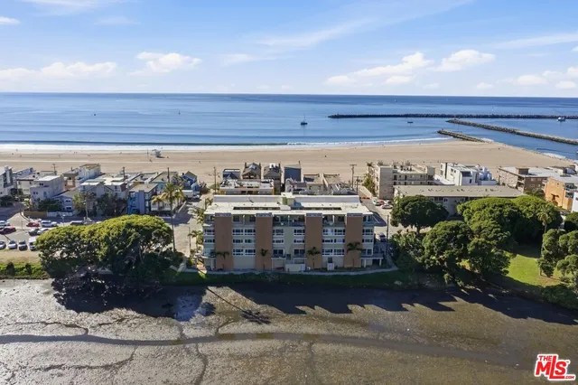 $6,900 | 6400 Pacific Avenue, Unit 304, Playa del Rey, CA 90293